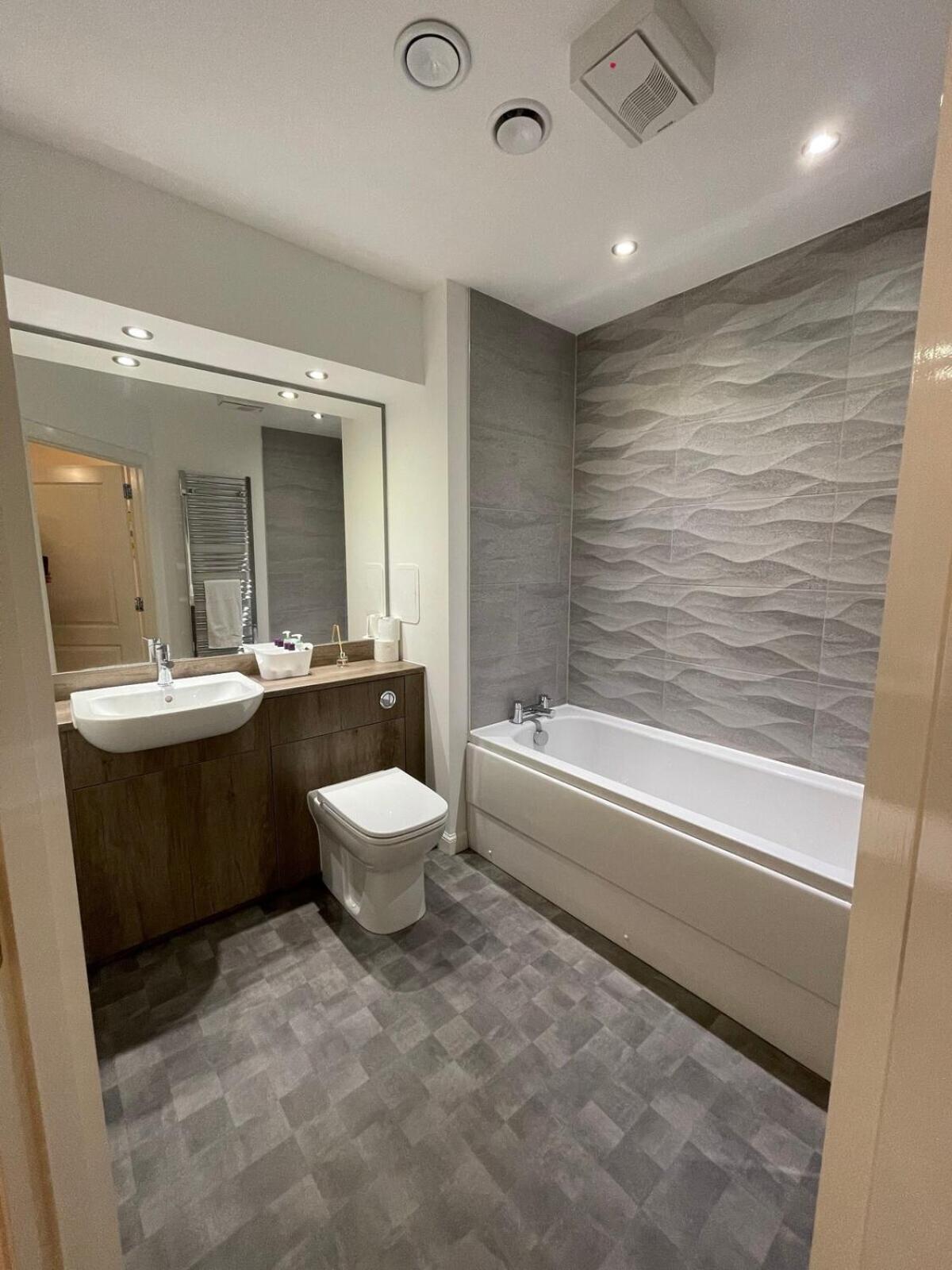 2 Bedroom Luxury Flat In Quiet Village Of Bishopton ビショップトン エクステリア 写真